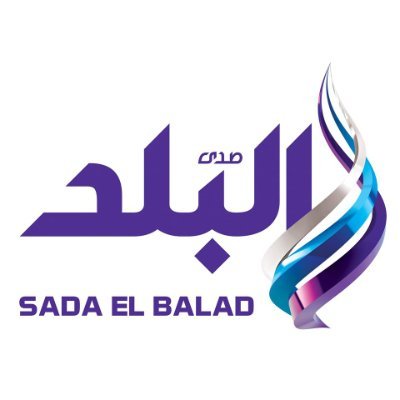 ألمانية تصنع مشغولات يدوية وتقدمها هدية للأطفال تلتقط الصور التذكارية فى أورام الأقصر